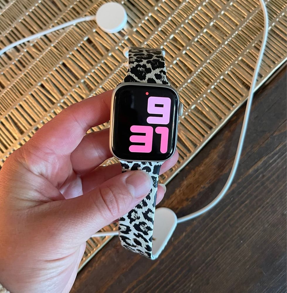 Apple Watch SE 2 (40 мм, Starlight, GPS) – с много каишки