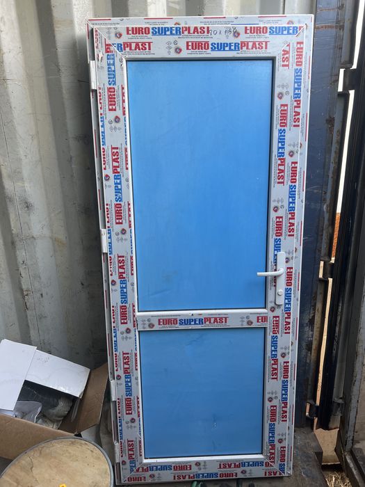 Пластиковая дверь