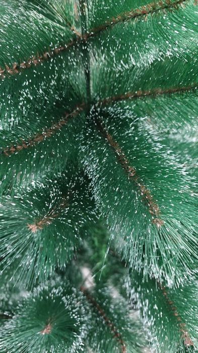 Заснежена елха с метална стойка