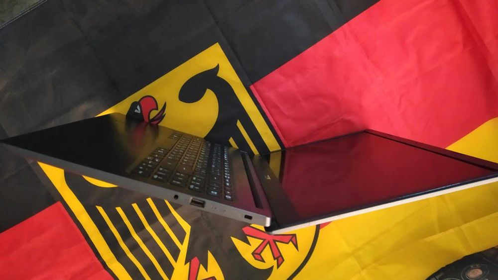 СУПЕР Тънък Лаптоп Acer