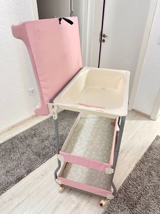 Станция за къпане и повиване. Корито с повивалник