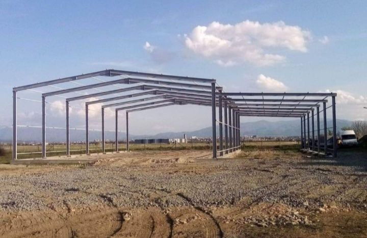 Vând hală metalică de pe stoc 10 m lățime cu 20 lungime cu tot cu mont