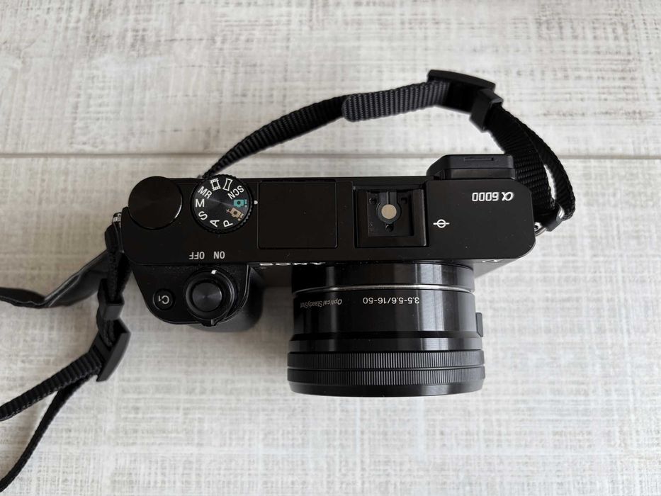 Sony A6000 Mirrorless 24MP + обектив 16-50 mm + аксесоари