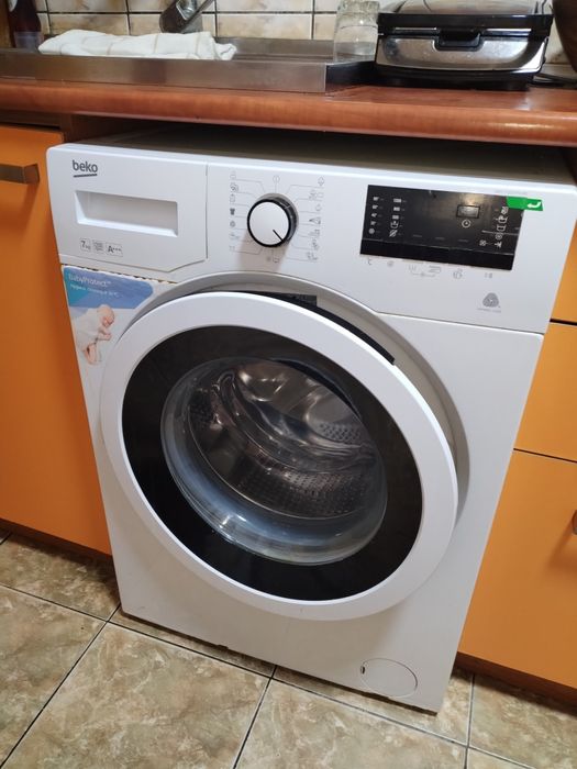 Vând Combină frigorifică Beko și mașină de spălat Beko.