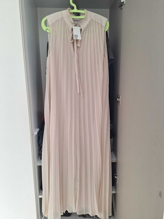 Продавам дълга рокля HM