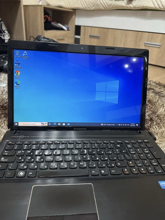 Лаптоп Lenovo със зарядно