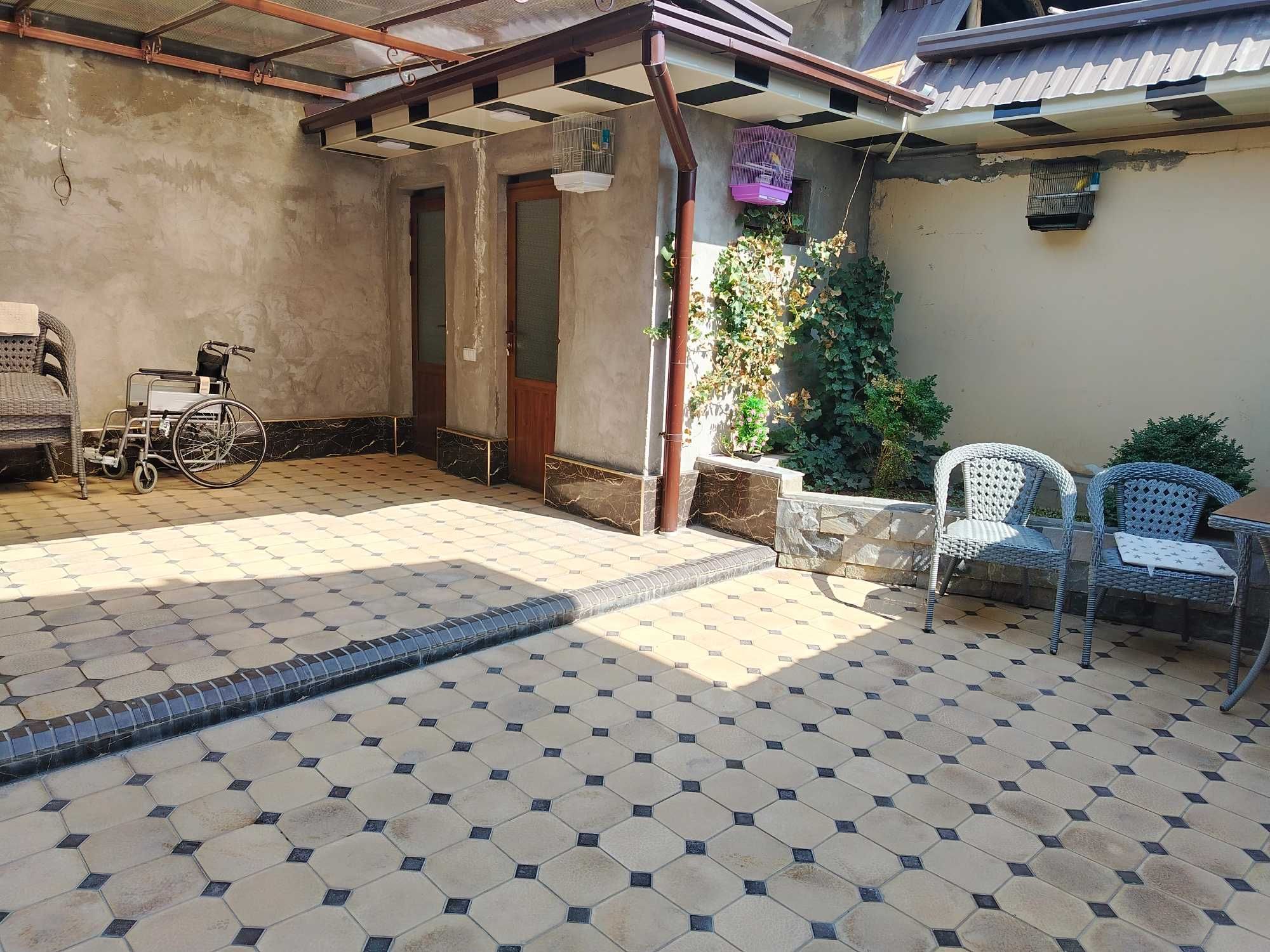 Hovli sotiladi 1.5 sotix fayzli honadon narxini Kelishtiramiz