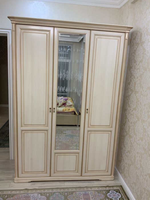 Трехдверный шкаф в спальню (спальный гарнитур) бежевый, молочный