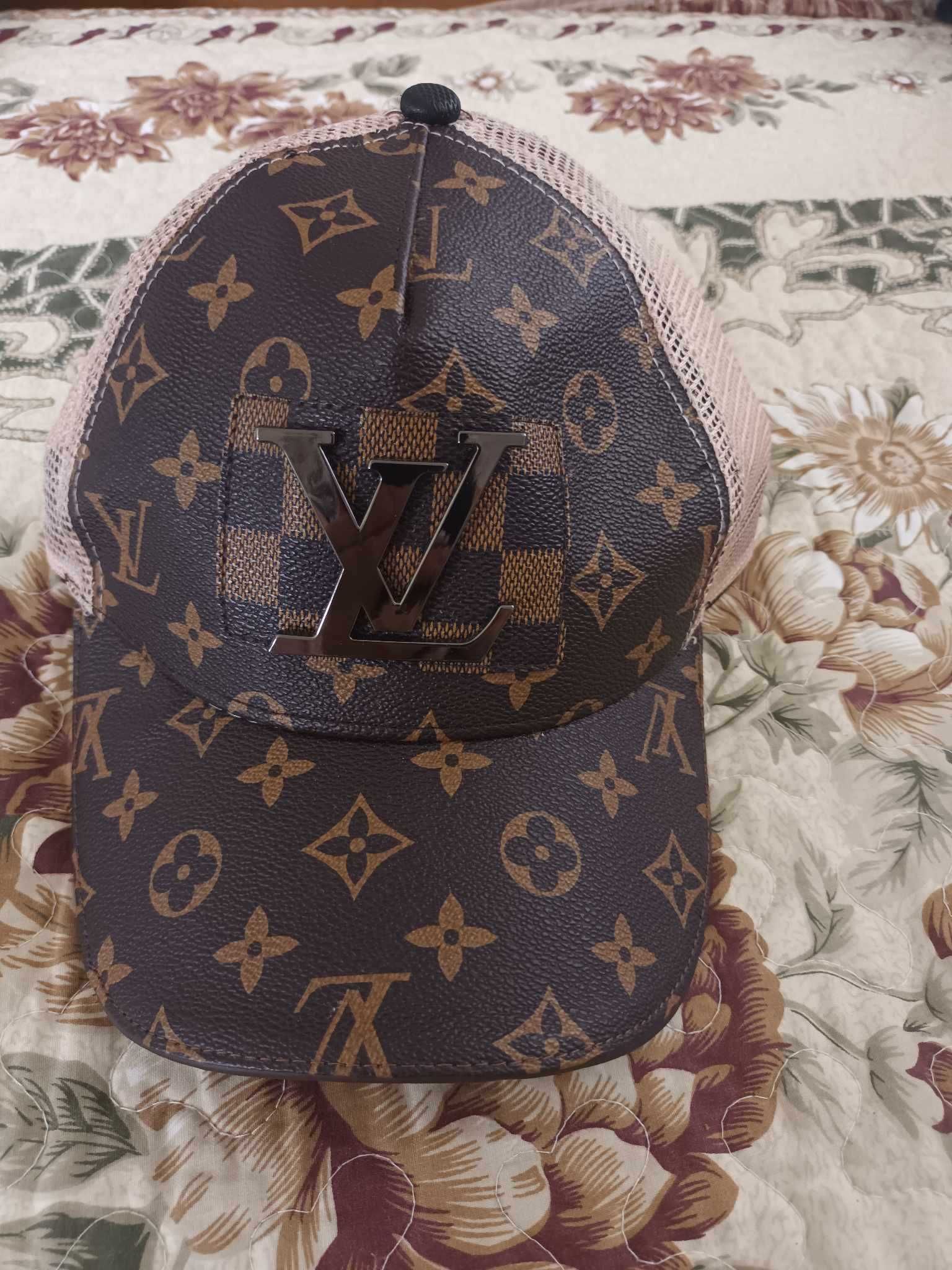 Șapci gucci, versace și Louis vuitton