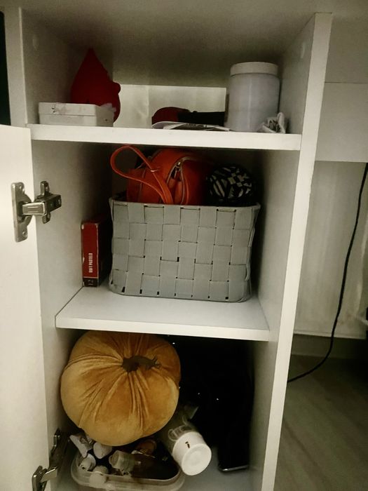 Vând birou alb 1 m lungime x 50 cm latime.