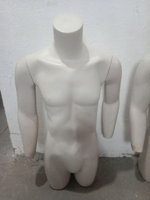 Манекен без ног.