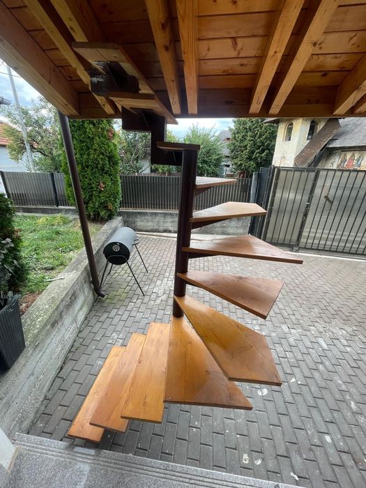 Scară spiralată din metal + lemn, 270 cm ideală pentru interior/exteri