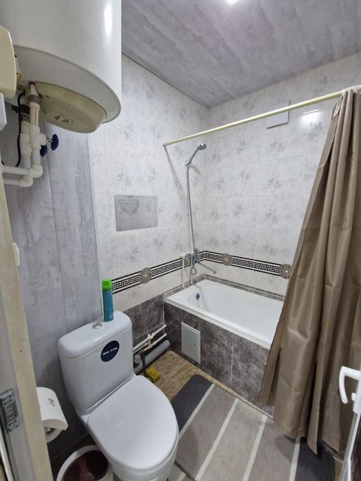 Фрунзе Массив , 25 мактаб ёнида 1 этаж 2 хонали квартира оилага