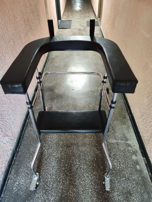 Cadru mobil ( cu 4 roti) cu sprijin pe brate