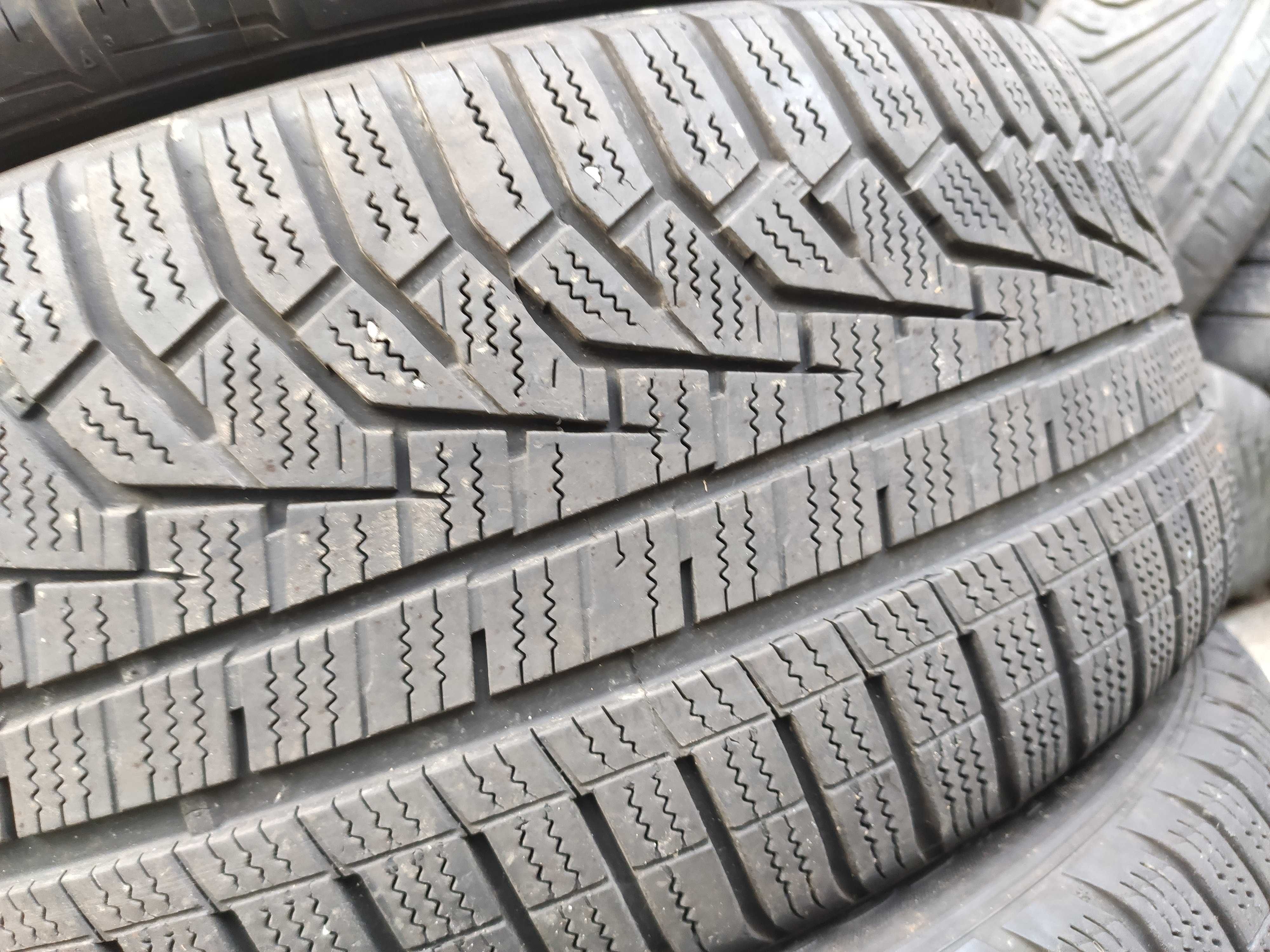 4бр Зимни гуми 225 50 17 - Hankook
