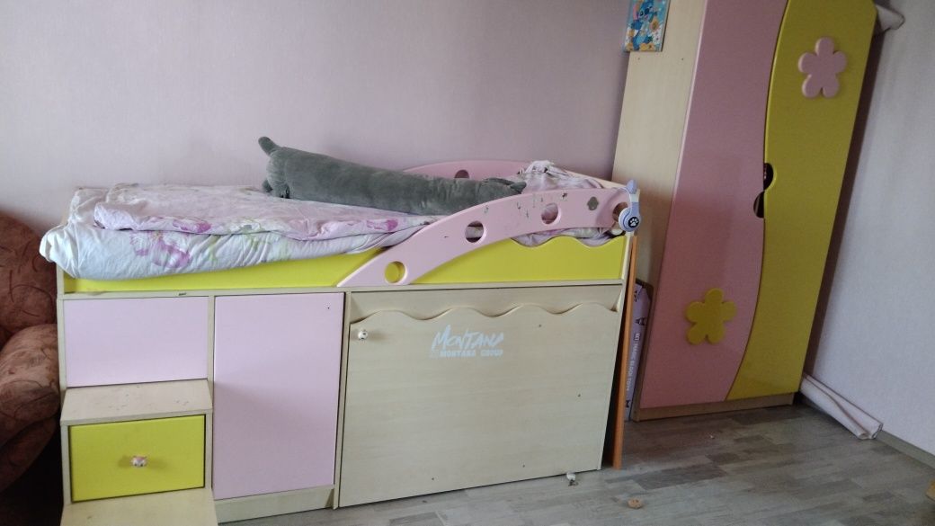 Продаеться спальный гарнитур для девочки