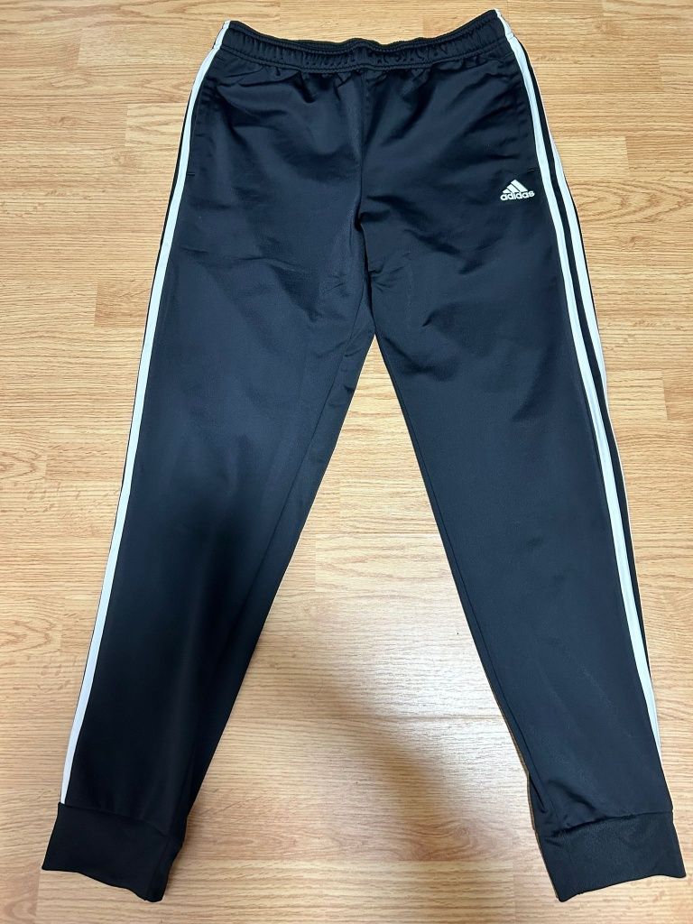 Pantaloni adidas, noi fără etichetă.