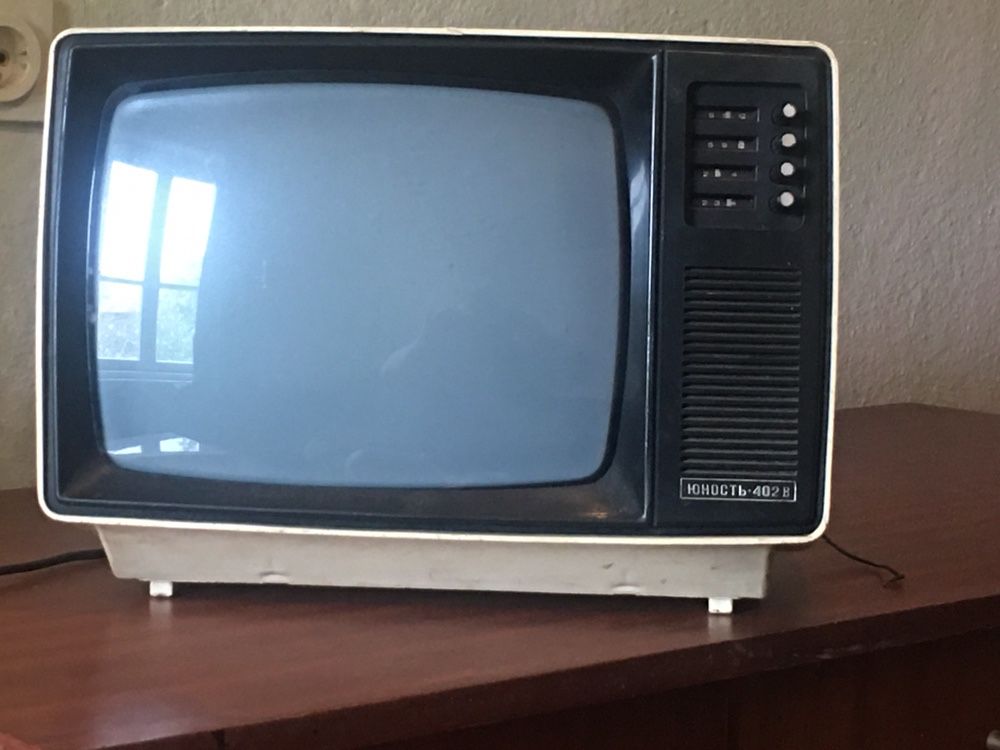 Описание  Класически телевизор руски Юност с антената както си е купен