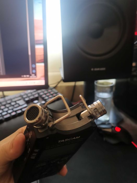 TASCAM DR-40 Linear PCM Digital Recorder + Windscreen