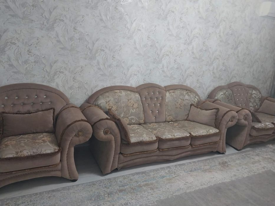Продам диван с креслами