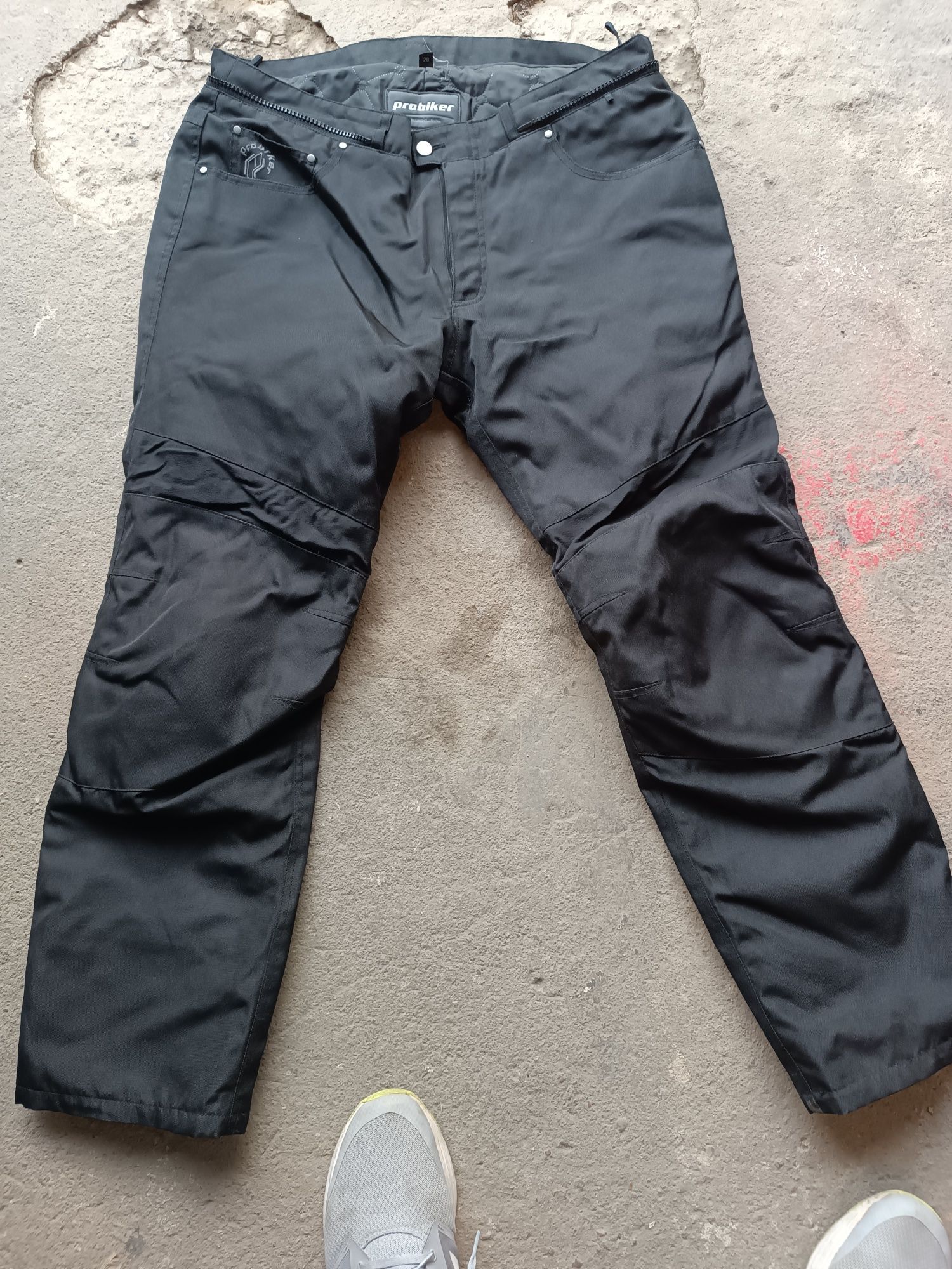 Pantaloni moto cu protectie genunchi