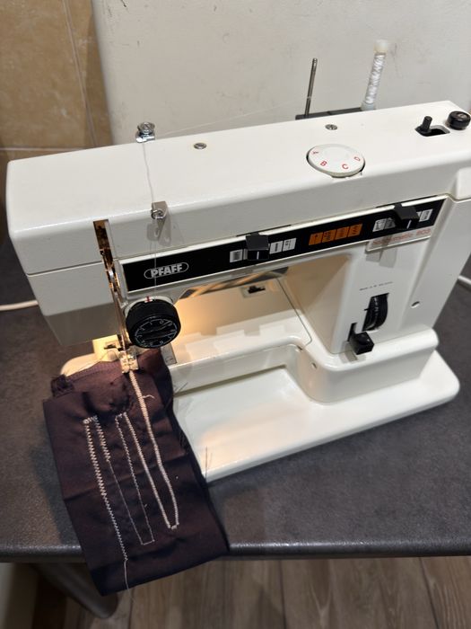 Masina de cusut festonat si butoniere PFAFF 803