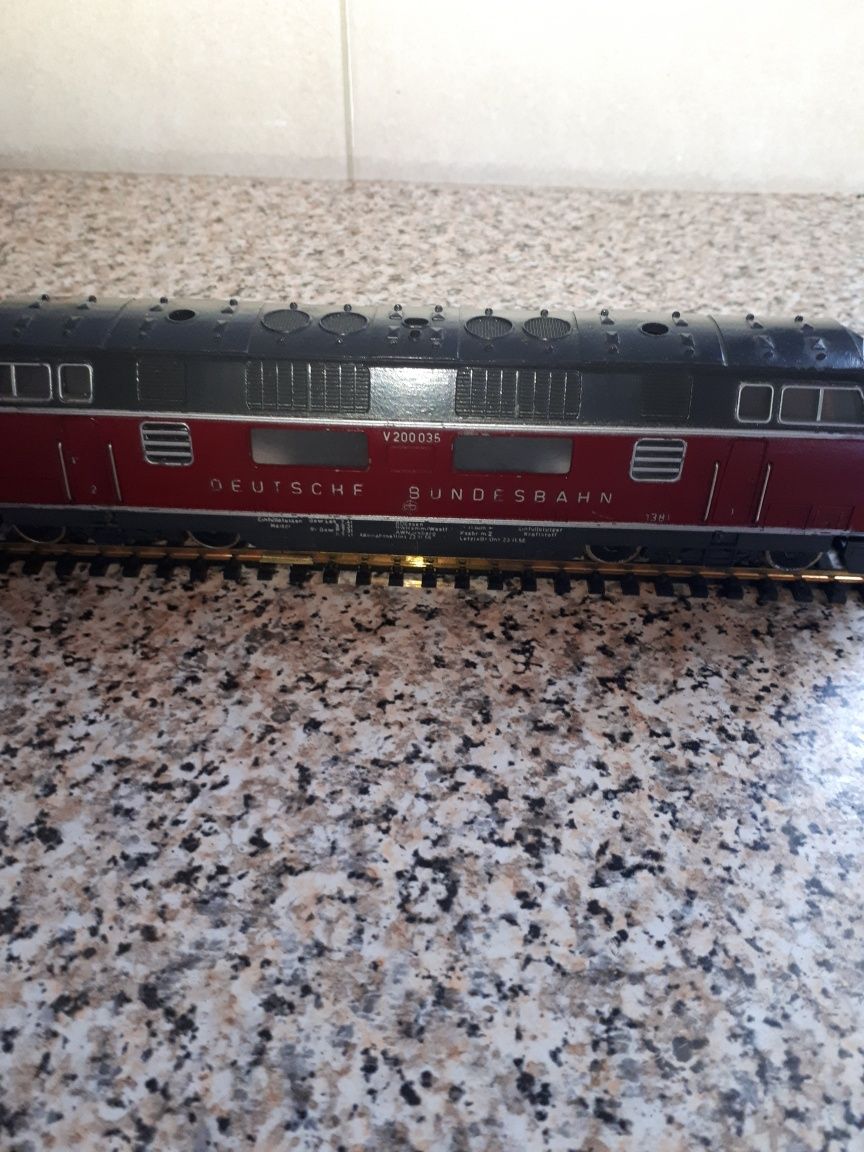 Locomotiva diesel cu 3 vagoane