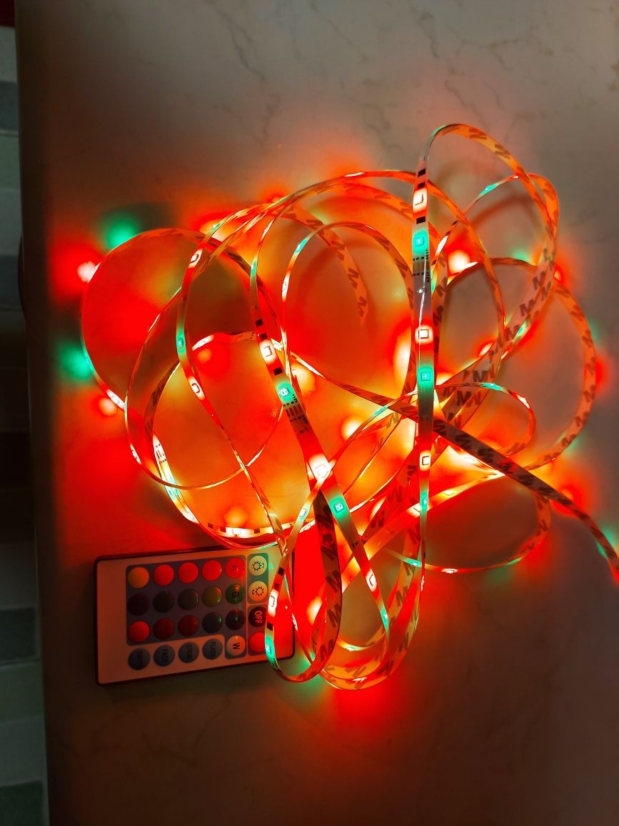 Banda LED  -5m ,multicoloră cu telecomanda -nouă