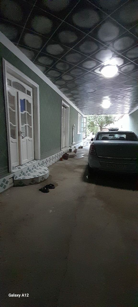 Barcha qulayliklarga ega hovli sotiladi