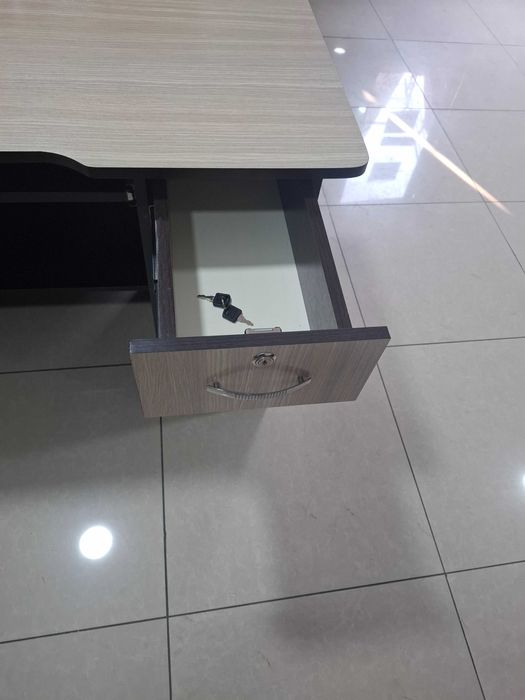 Стол компьютерный в идеальном состоянии.