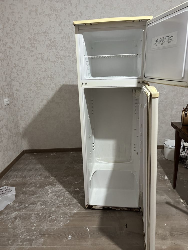 Продаются холодильник и писменный стол +шкаф