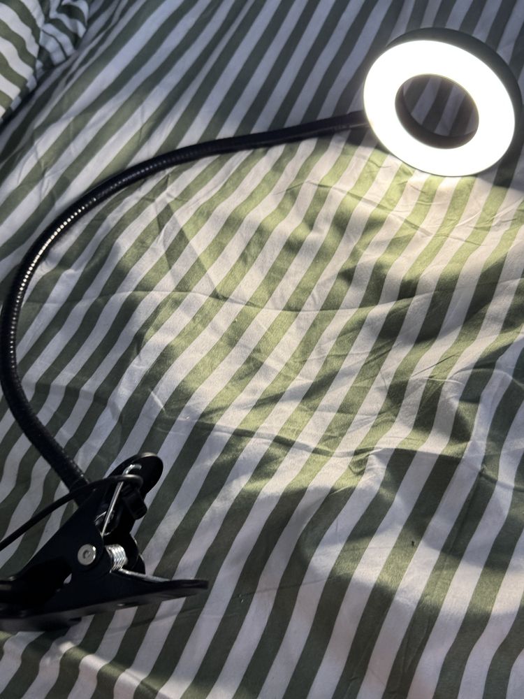 Lampa led alb sau negru