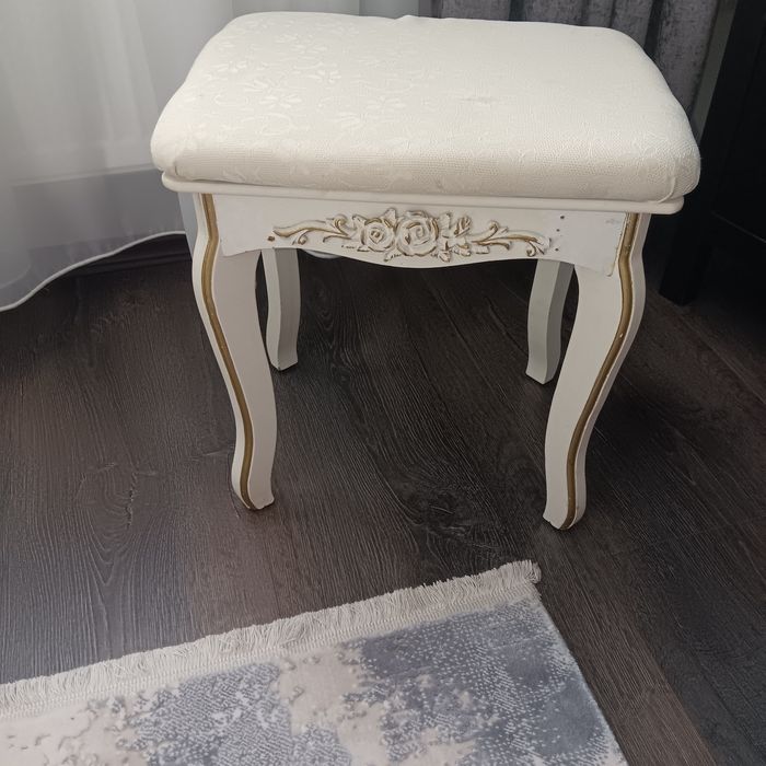 Vând scaun design alb/crem din lemn