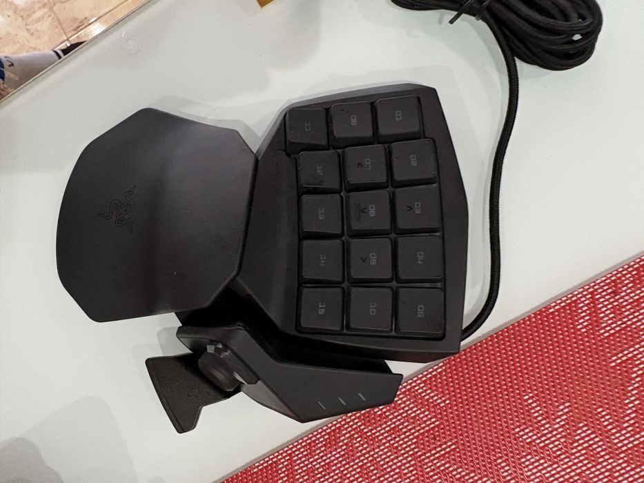 Razer Tartarus V2 – геймърска едноръчна клавиатура
