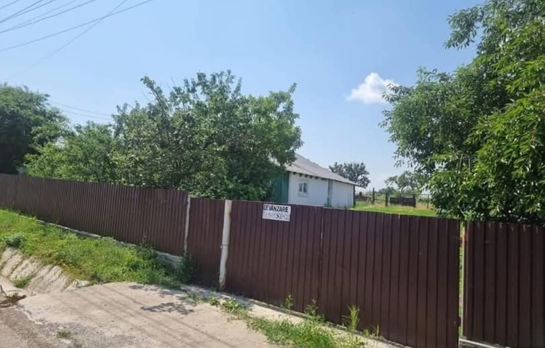 Teren intravilan+ casa bătrânească cu toate utilitățile