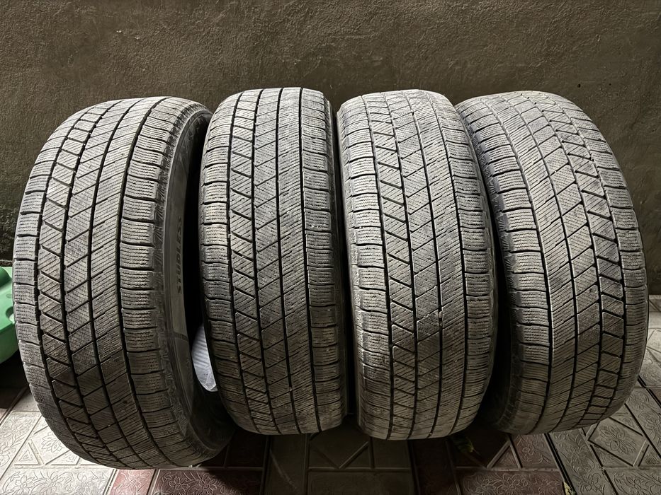Шины зимние «Bridgestone Blizzak» б/у размер 215/60/17
