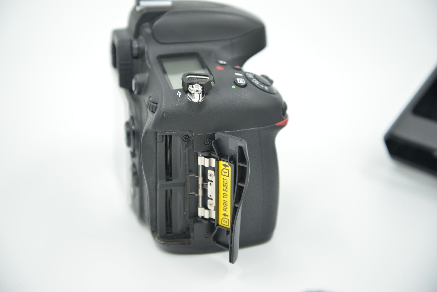 Body Nikon D600 full-frame stare excelenta cu accesorii
