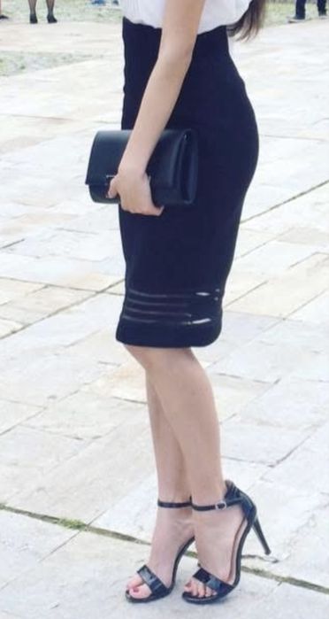 Черна пола от мек еластичен материал