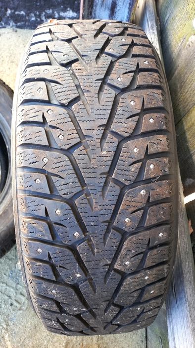 Продам шины зимние с шипами