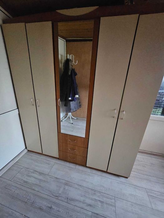 Гардероб с огледало