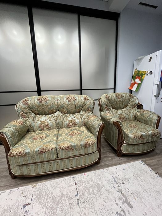 Продам 2 дивана и кресло