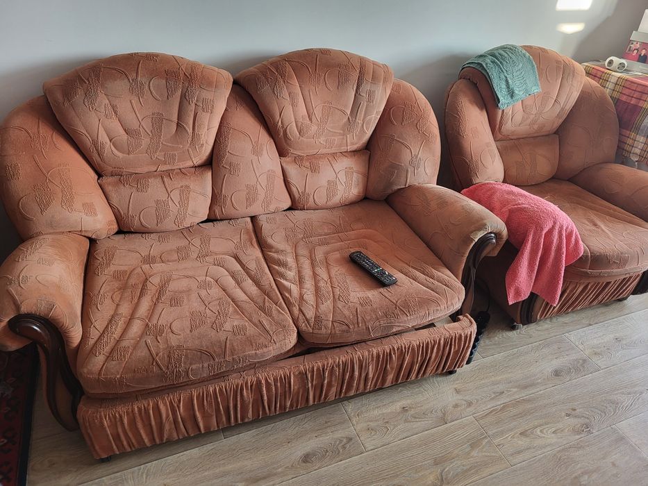 Отдам диван с креслом