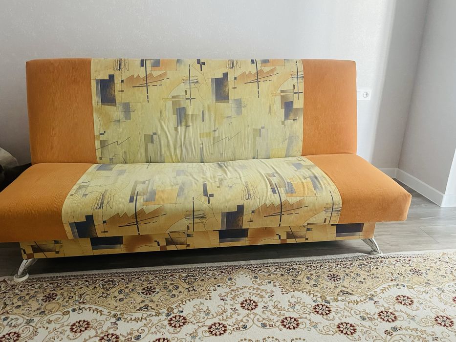 Продам диван ( не большой)