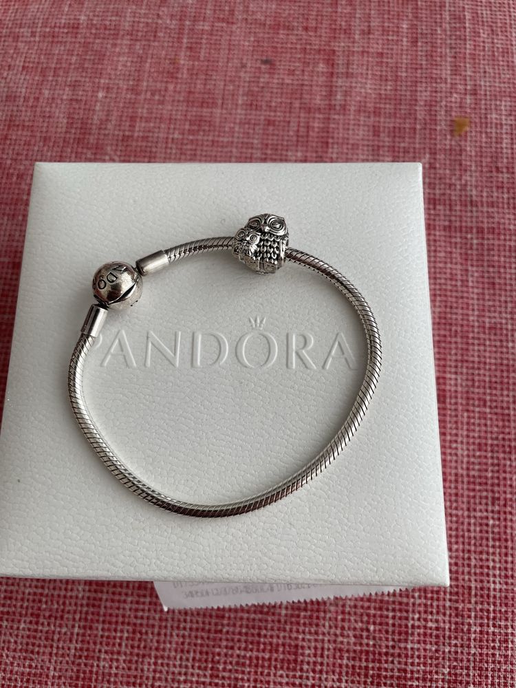 Оригинална сребърна гривна Pandora с един талисман
