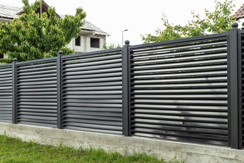 Garduri și porți stil jaluzea șipcă metalică tabla cutata