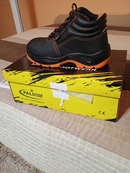 Работни защитни обувки със пластина.