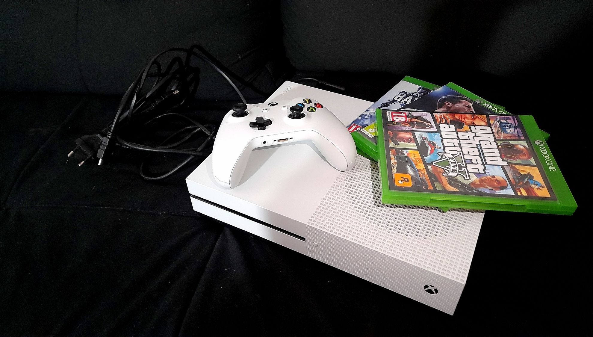 Vând Xbox One S 500GB 1 controller alb și 3 Jocuri CD