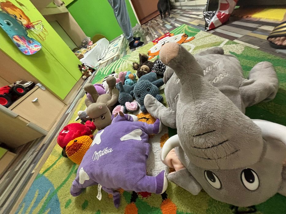 Подарявам плюшени играчки