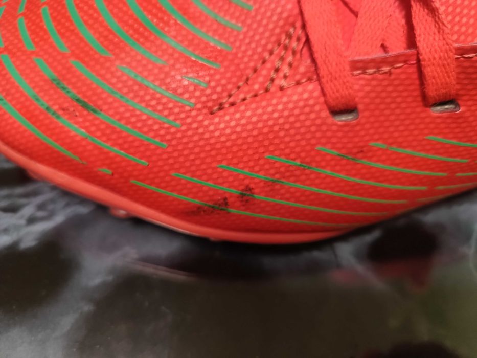 Продавам стоножки за футбол Adidas Predator