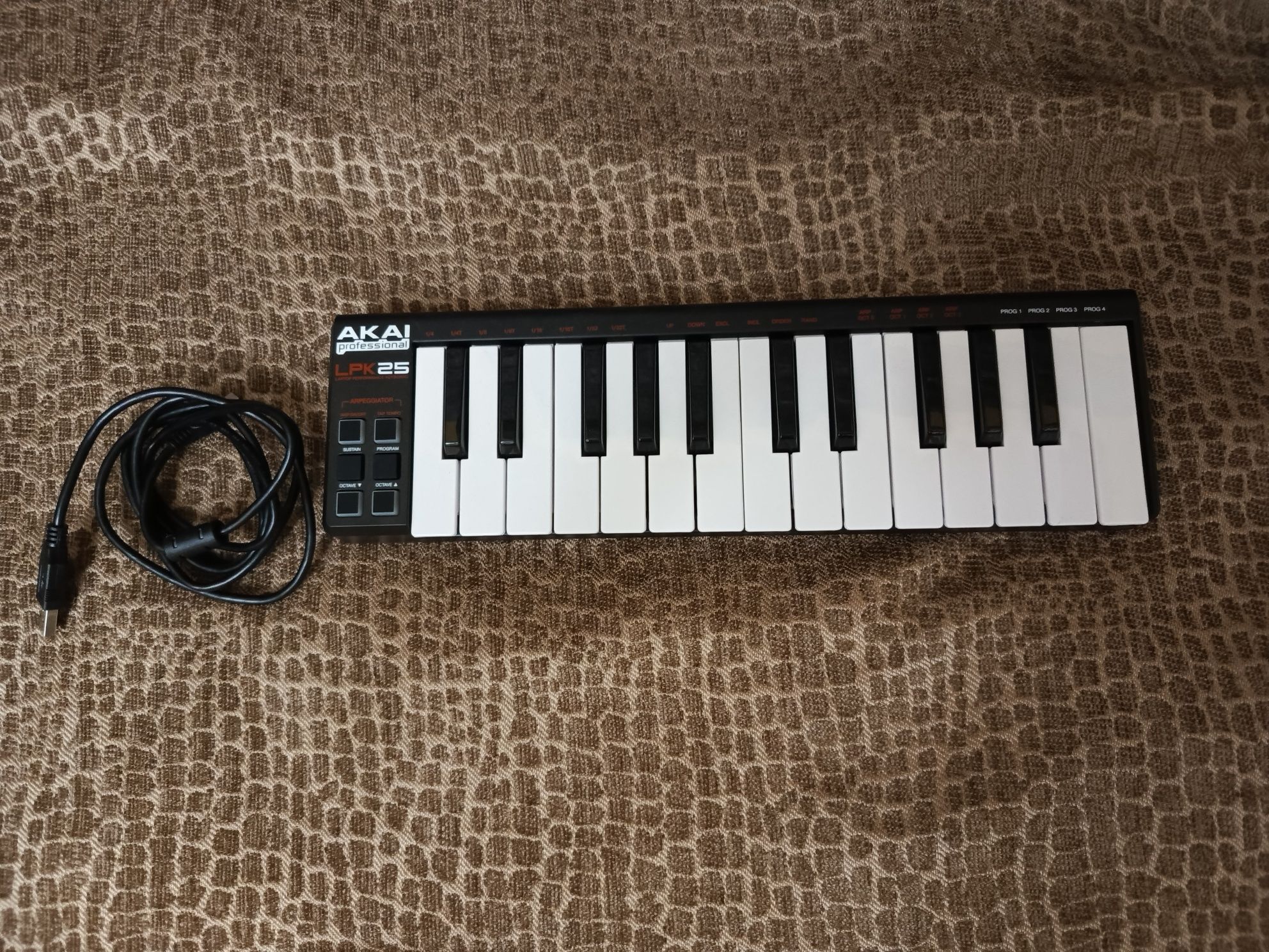 Akai 25 LPK midi keyboard